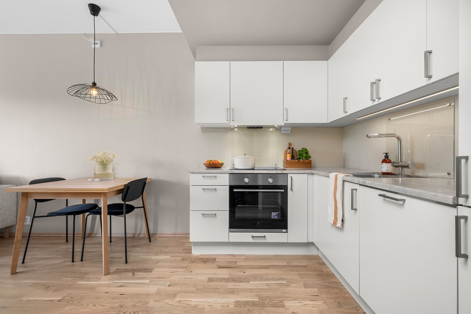 Kjøkkenet er utstyrt med stekeovn, platetopp, oppvaskmaskin, kjøleskap, fryser og mekanisk avtrekk over stekesone. Galleribilde