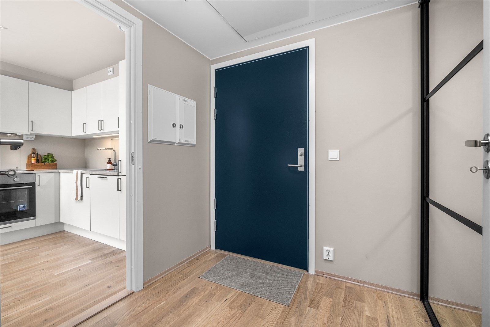 Entréen er på 4,5m² og byr på rikelig med plass til oppbevaring i plassbygd skyvedørsgarderobe fra Leba. Galleribilde