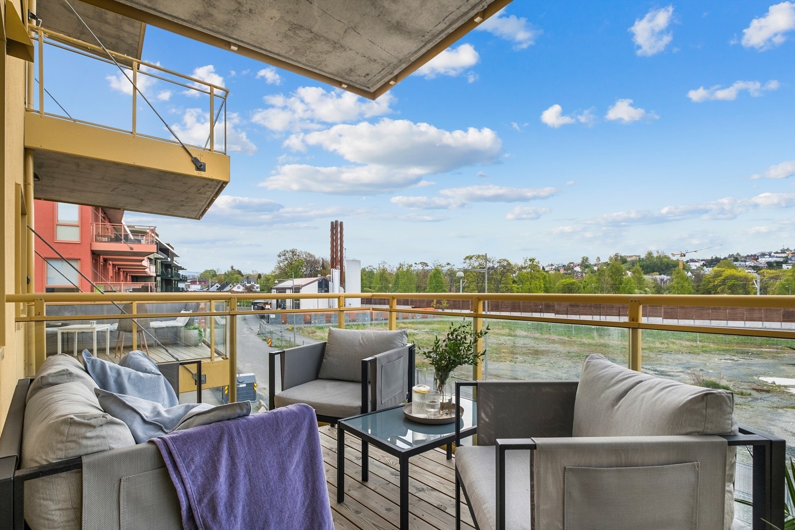 Her er det god plass til ønsket møblement. Balkongen er delvis overbygd som gir mulighet til å sitte ute selv når ikke solen skinner som mest. Galleribilde