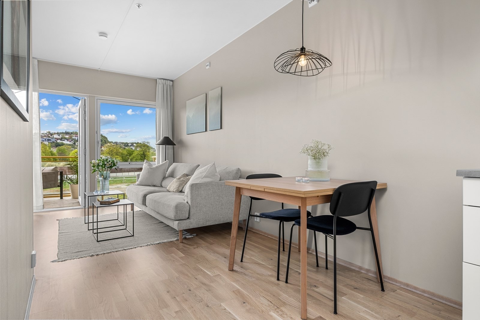 Leiligheten har balansert ventilasjon, og varmes opp via fjernvarme. Det er også elektrisk utvendig solskjerming på stuevinduet. Praktisk på varme sommerdager Galleribilde