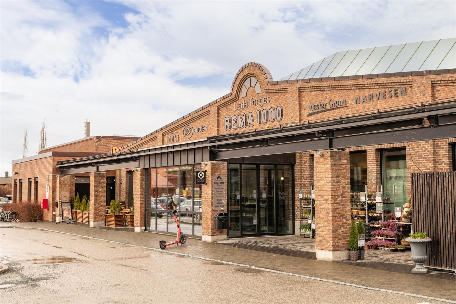 Du har et bredt utvalg på Ladetorget. Her får du Rema 1000 med post i butikk, restaurant, apotek, bakeri, Kompis og blomsterhandel. Galleribilde