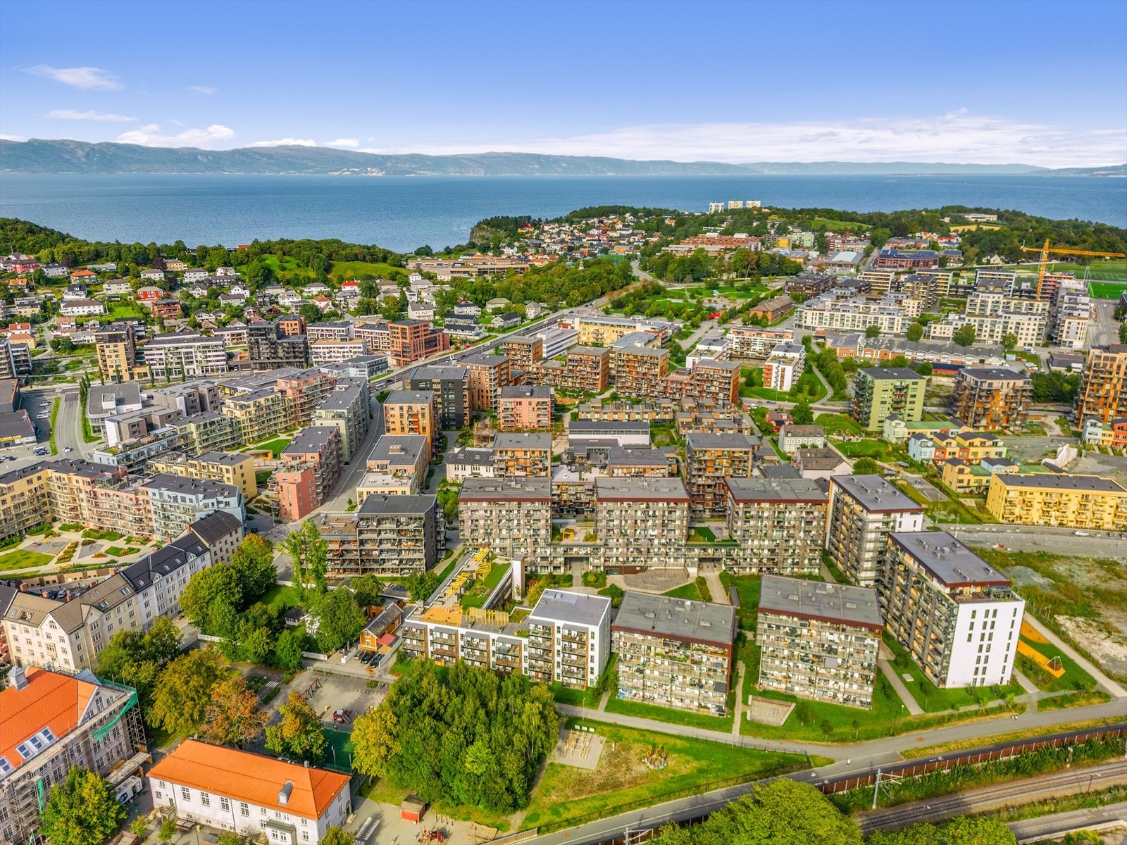 Den store og flotte Ladeparken har flotte grøntområder og koselige sittemuligheter, samt at det ligger innen kort avstand fra leiligheten. I tillegg finner du Lade idrettspark like ved Ladeparken. Galleribilde