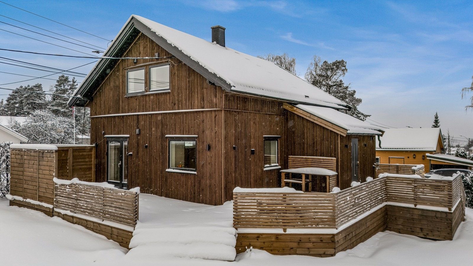 Enebolig beliggende på et romslig tun i et veletablert og rolig boligområde på Leirsund. Galleribilde