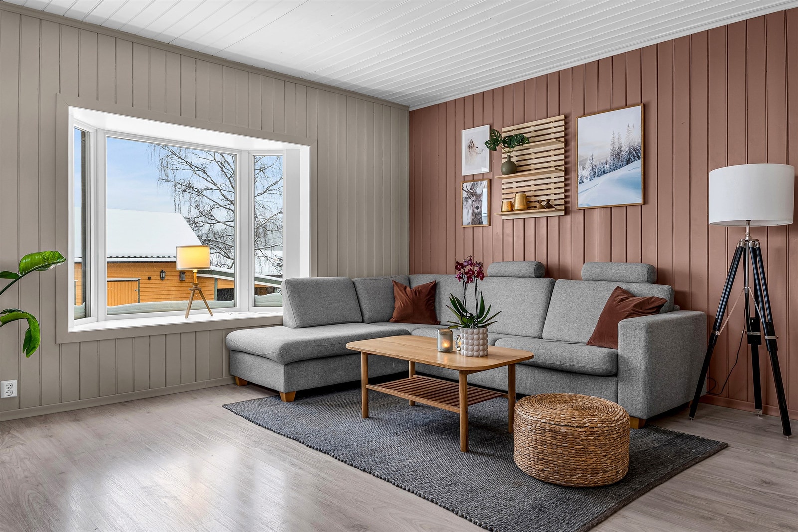 Det karakteristiske karnappvinduet gir rikelig med dagslys og en fin utsikt mot tunet. Galleribilde