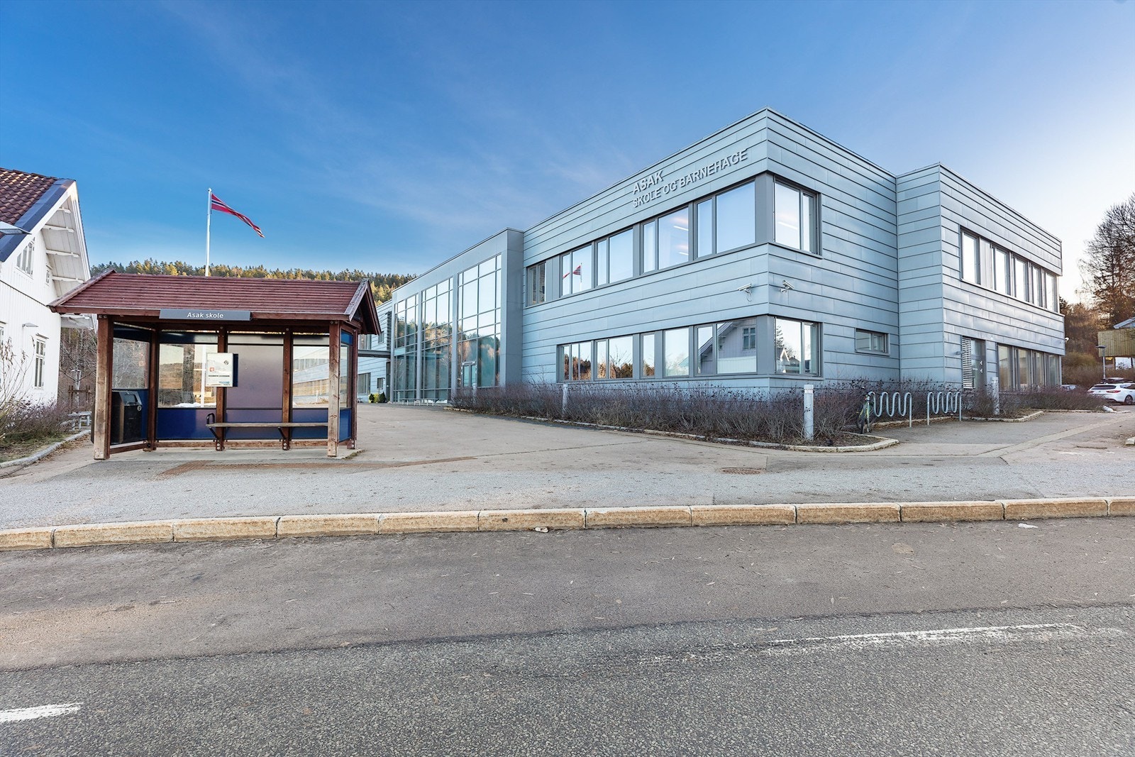 Asak skole og svømmehall ligger rett ved huset - samt. Bussholdeplass Galleribilde
