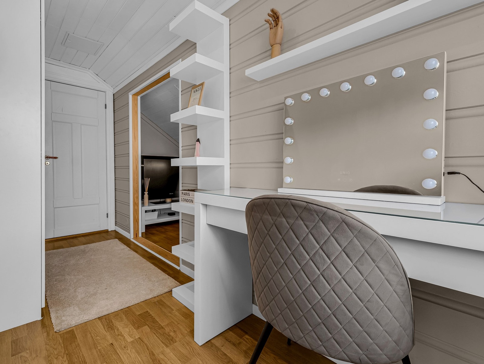 Den adskilte sonen gir mulighet for en dedikert arbeidsplass eller sminkebord. Galleribilde