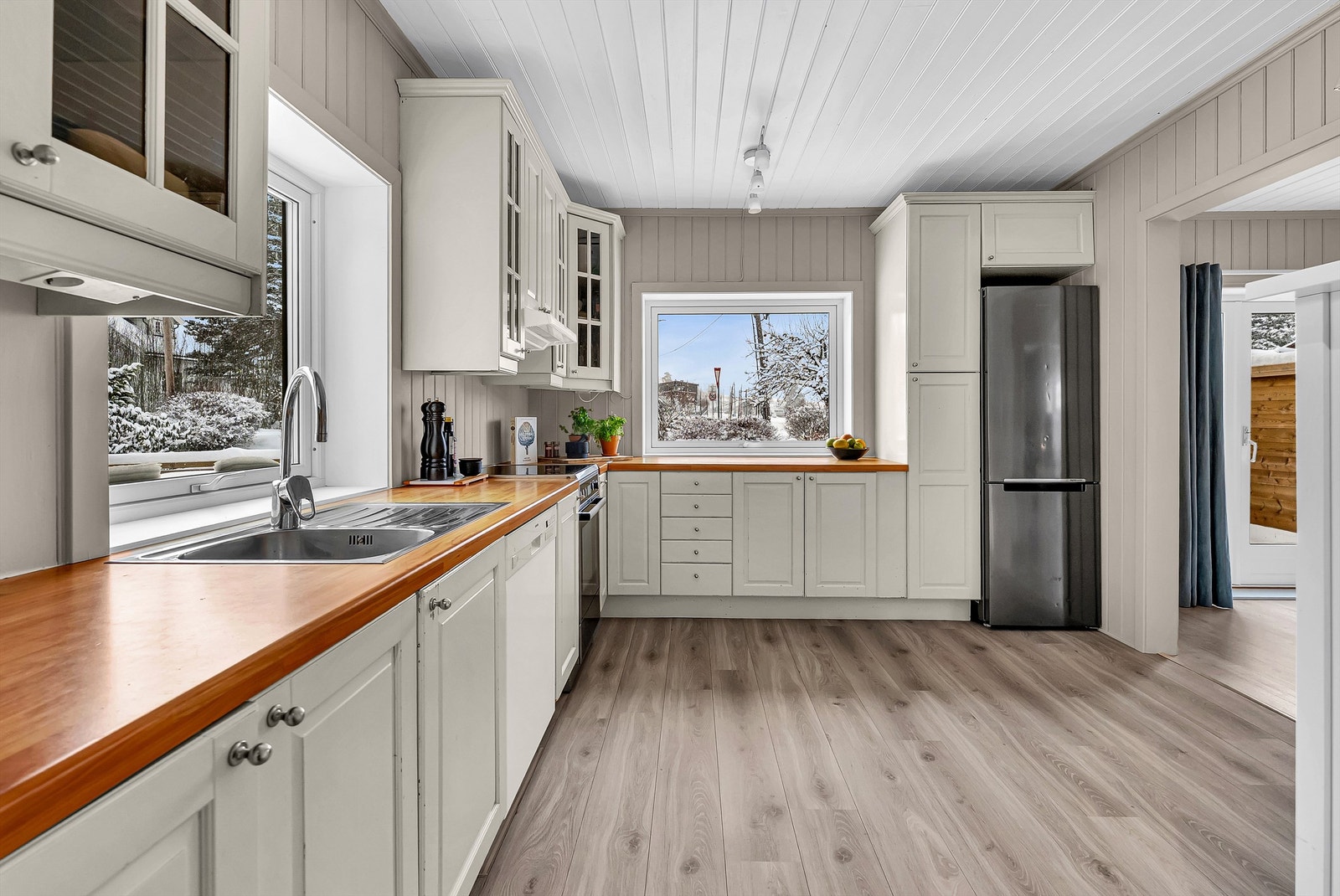 Kjøkkenet har en klassisk innredning med rikelig skap- og benkeplass. Galleribilde