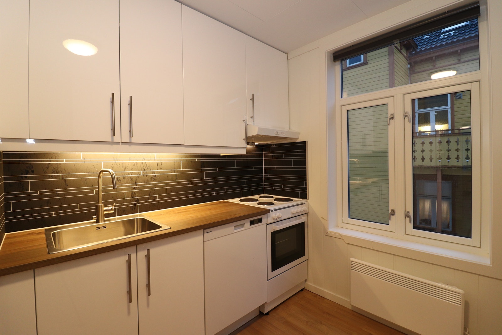 Oppvaskmaskin og komfyr Galleribilde