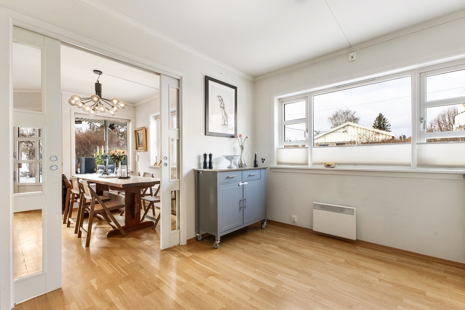 Kjøkkenet har god plass til et kjøkkenbord nærmest vindu. Her kan familien samles til en lengre helgefrokost og skue utover nabolaget. Galleribilde