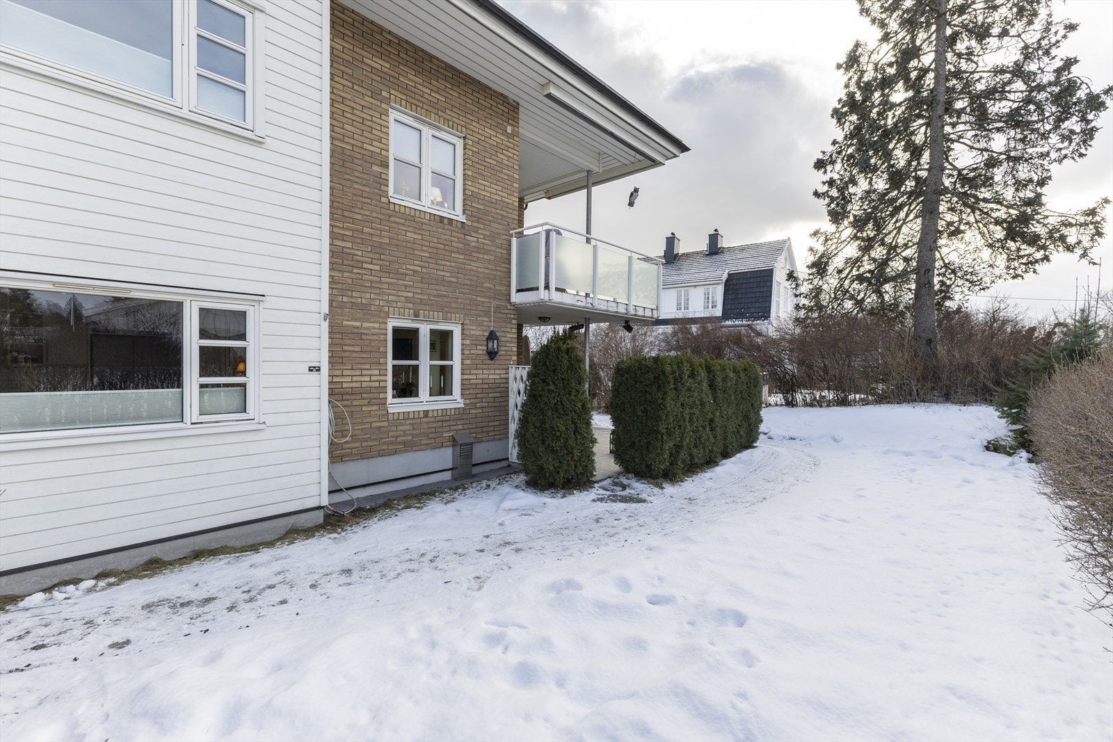 Tomten rundt eiendommen er skjult og idyllisk, og skaper et naturlig og fredelig utemiljø perfekt for avslapning og familieliv. Galleribilde