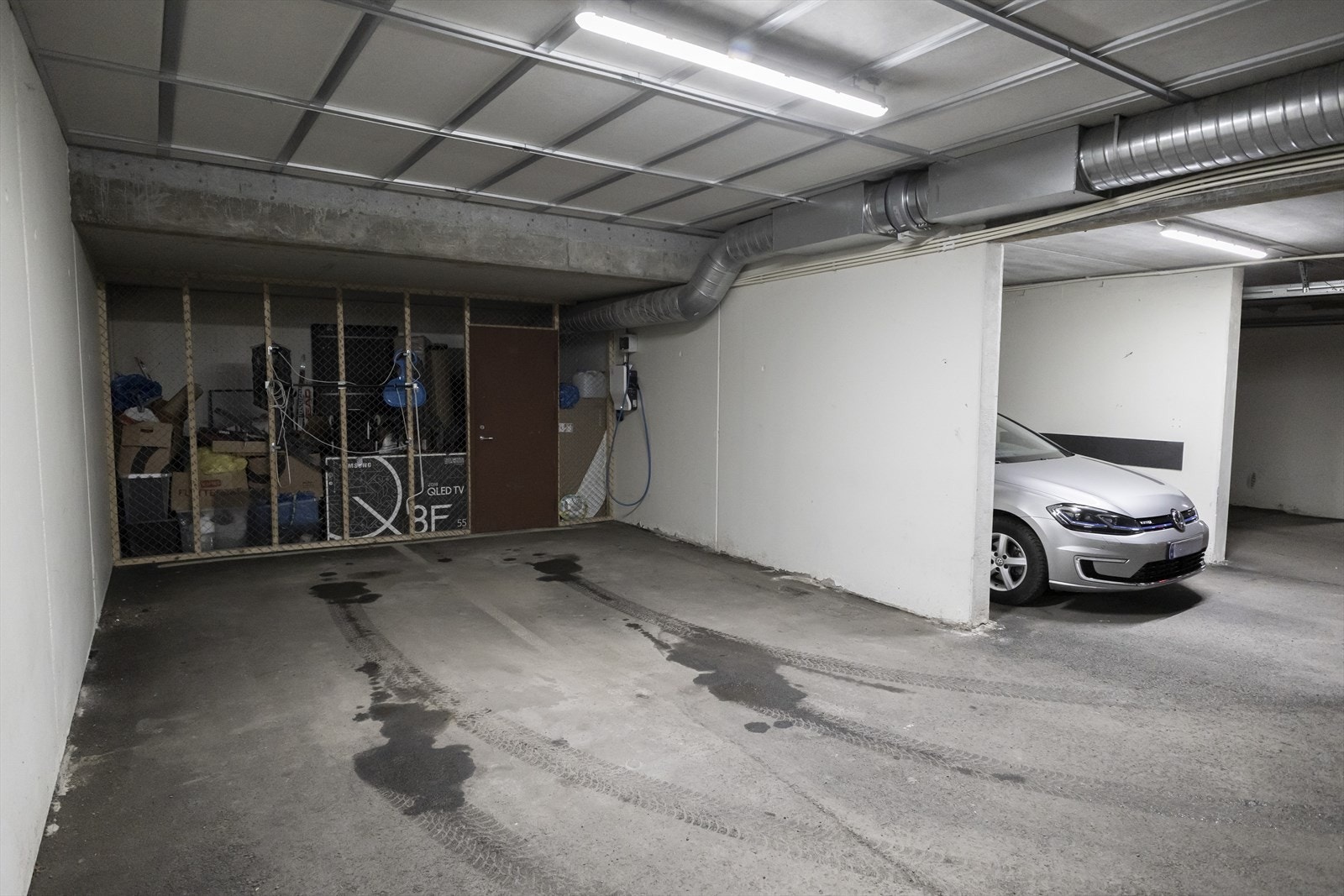 Med boligen følger 2 parkeringsplasser med en EL-bil lader i felles garasjekjeller med direkte heisadkomst. Galleribilde