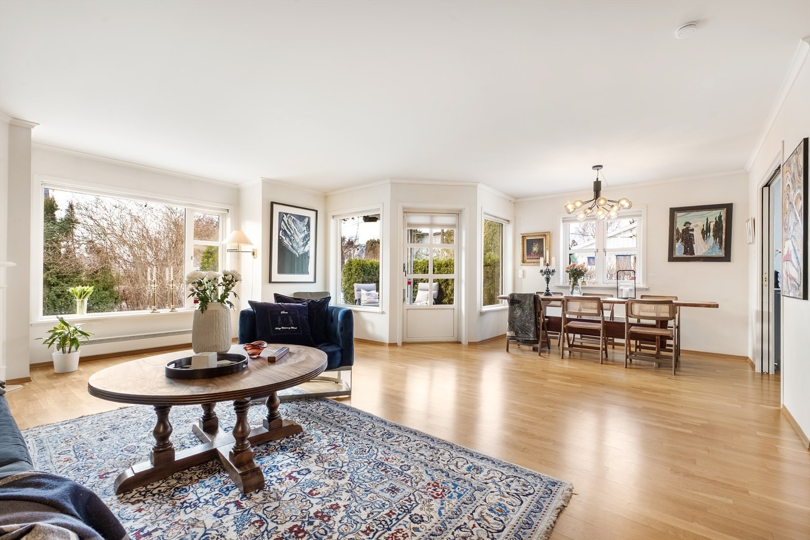 Rommet har flere naturlige møbleringssoner. Galleribilde