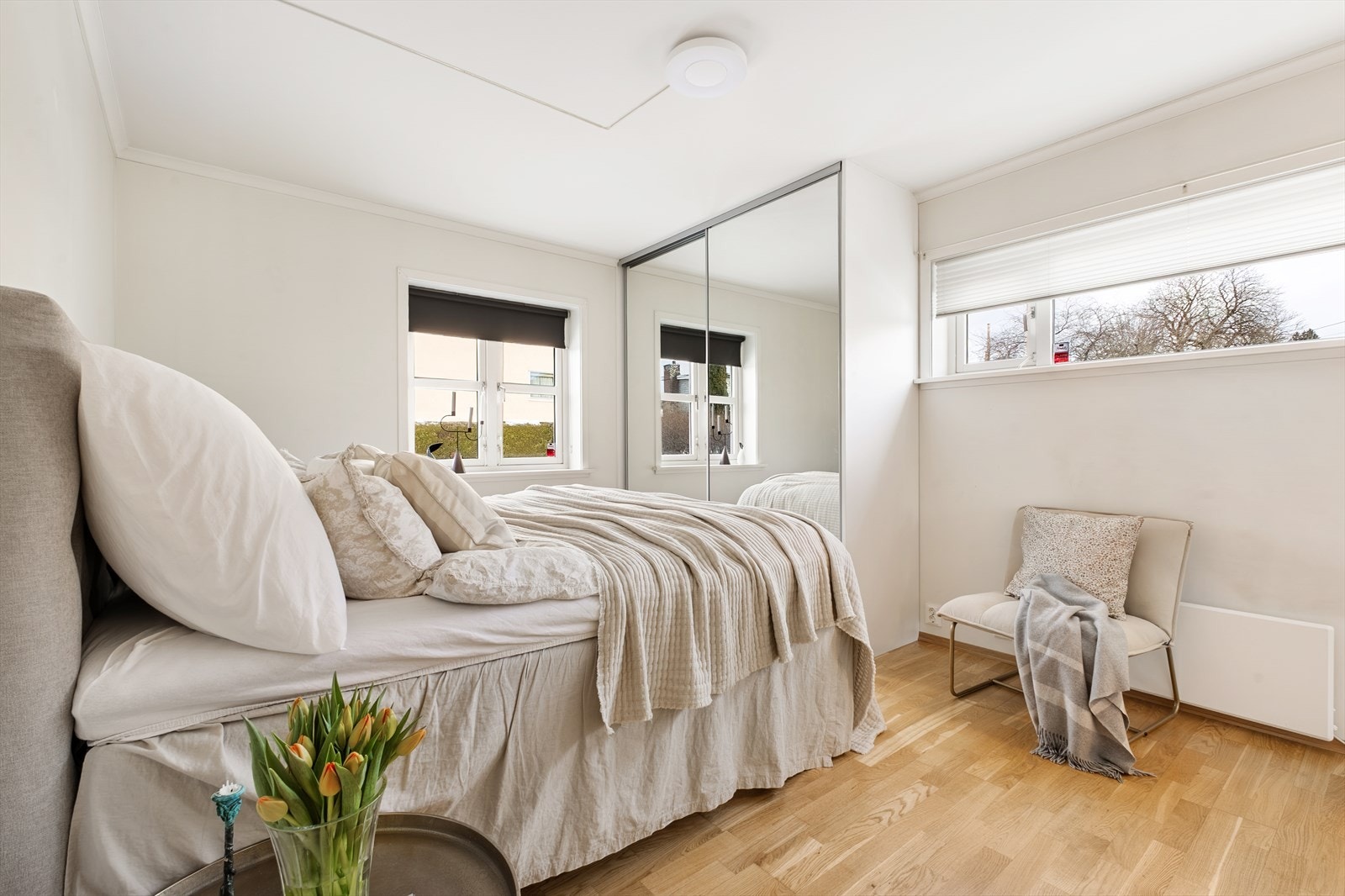 Rommet har en rolig atmosfære og gode lysforhold fra to himmelretninger. Galleribilde