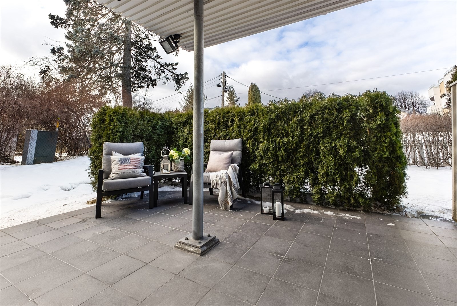 Terrassen er vestvendt og ligger lunt til som gir en naturlig forlengelse av oppholdsrommet. Galleribilde