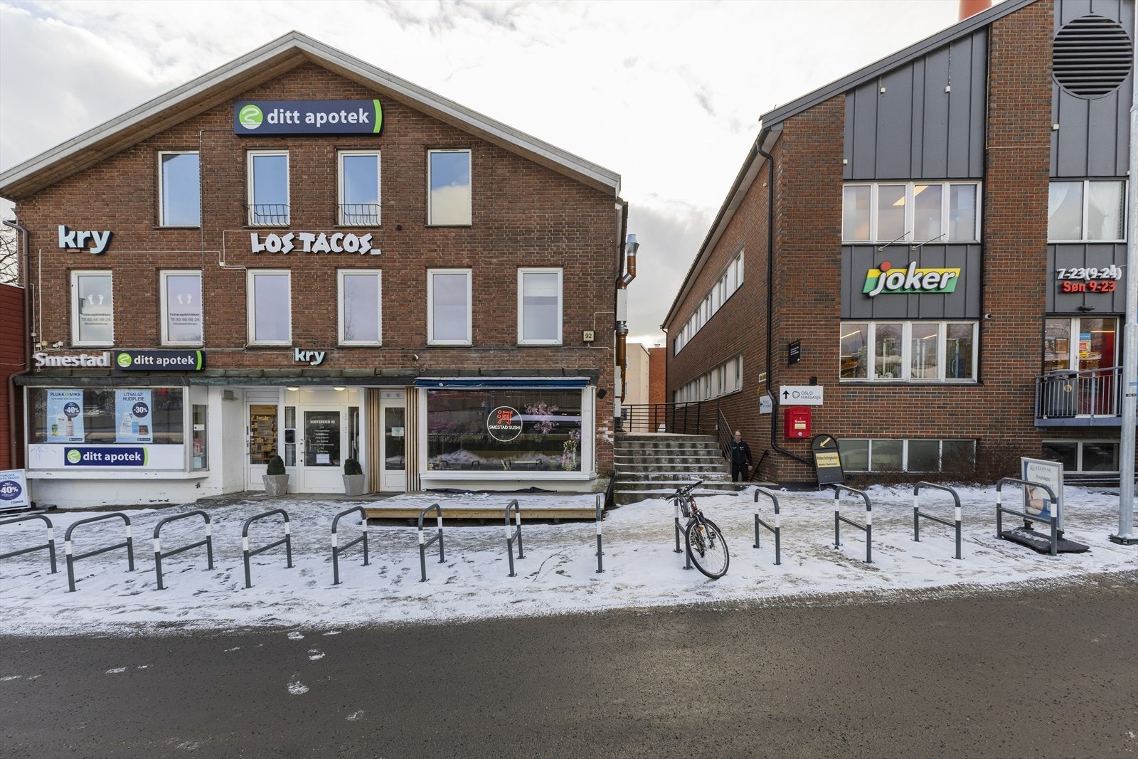 Kort vei til dagligvarebutikker, apotek, spesialforretninger og et variert utvalg av spisesteder. Galleribilde