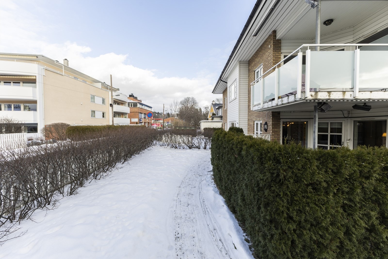 Her bor man i et attraktivt område med kort vei til både servicetilbud, kollektivtransport og rekreasjon. Det er god avstand til nærliggende bygg. Galleribilde