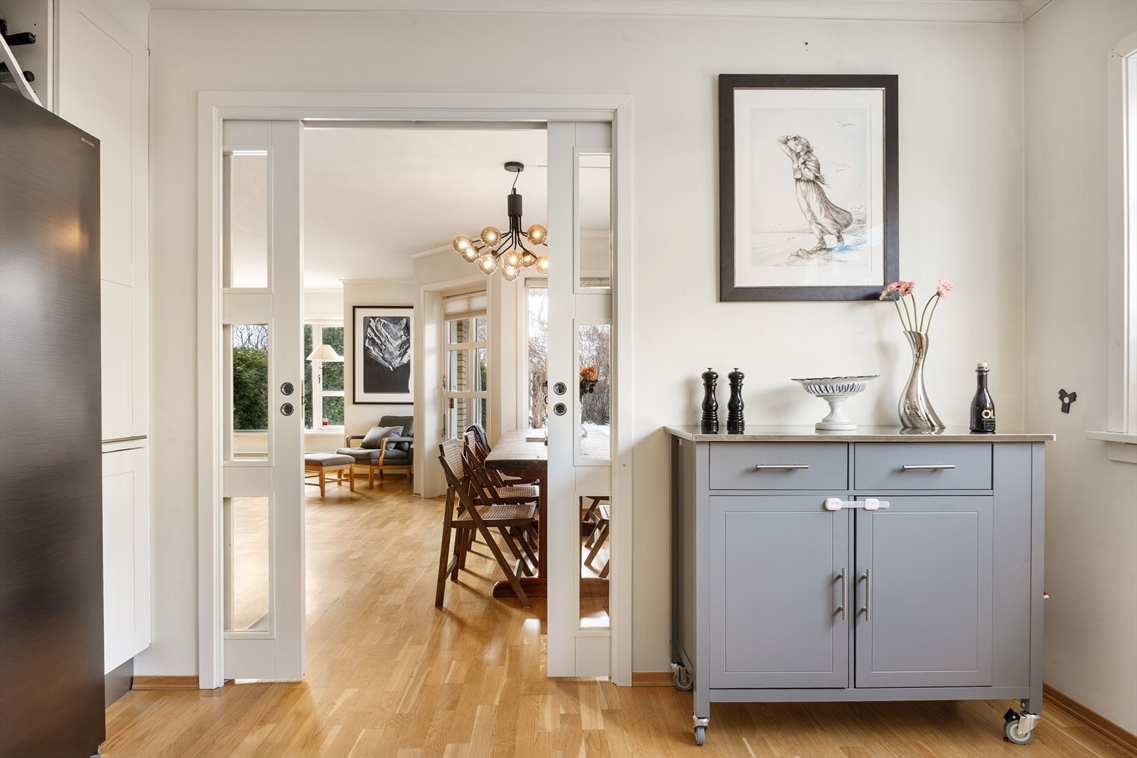 Spisestuen ligger i en naturlig forlengelse av stuen. Galleribilde