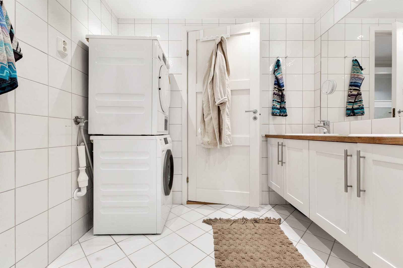 Rommet fremstår velholdt, med gode flater og behagelig belysning. Dobbel servant gir god plass i en travel hverdag. Galleribilde