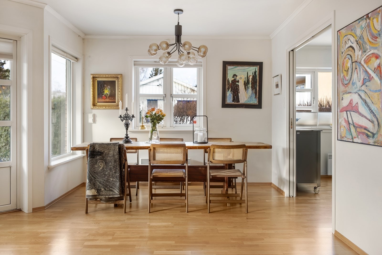 Fra stuen er det enkel overgang til spisestuen. Galleribilde