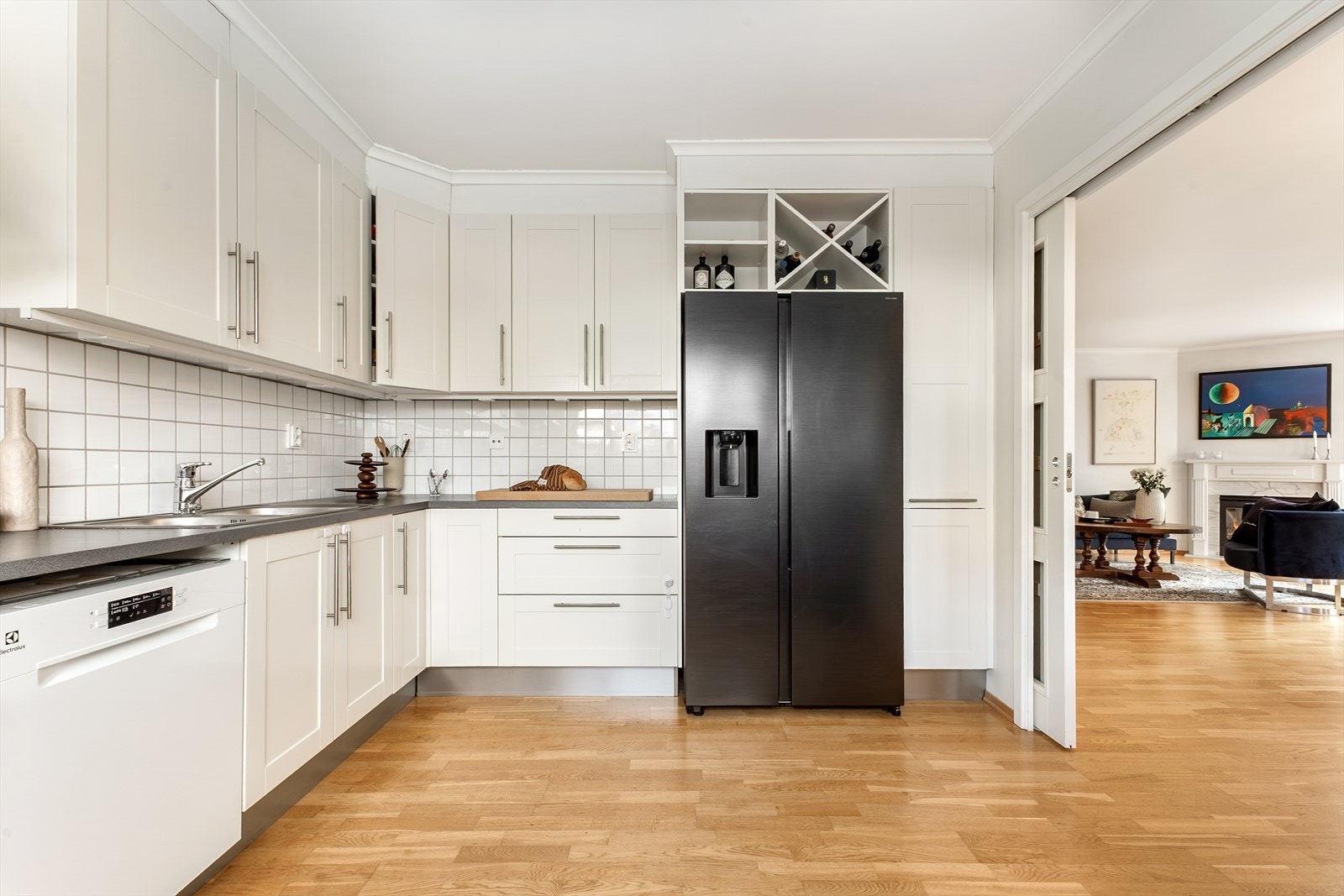 Kjøkkenet er utstyrt med integrert stekeovn og keramisk koketopp samt opplegg for oppvaskmaskin. Avtrekk er tilkoblet byggets sentrale ventilasjonsanlegg. Galleribilde