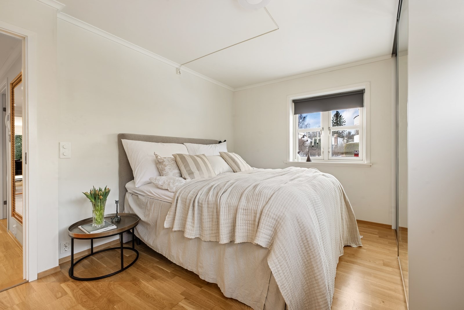 Hovedsoverommet er romslig med plass til dobbeltseng og øvrig møblement. Galleribilde