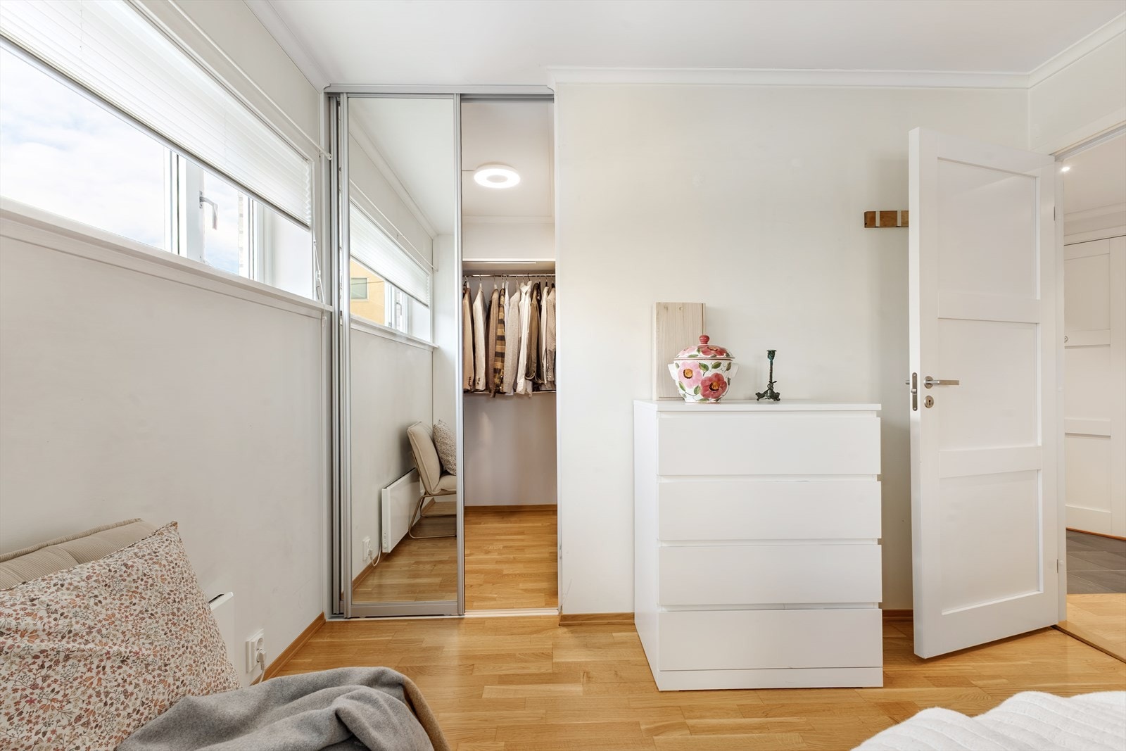 Soverommet har tilgang til et walk-in closet som gir godt med oppbevaringsmuligheter. Galleribilde