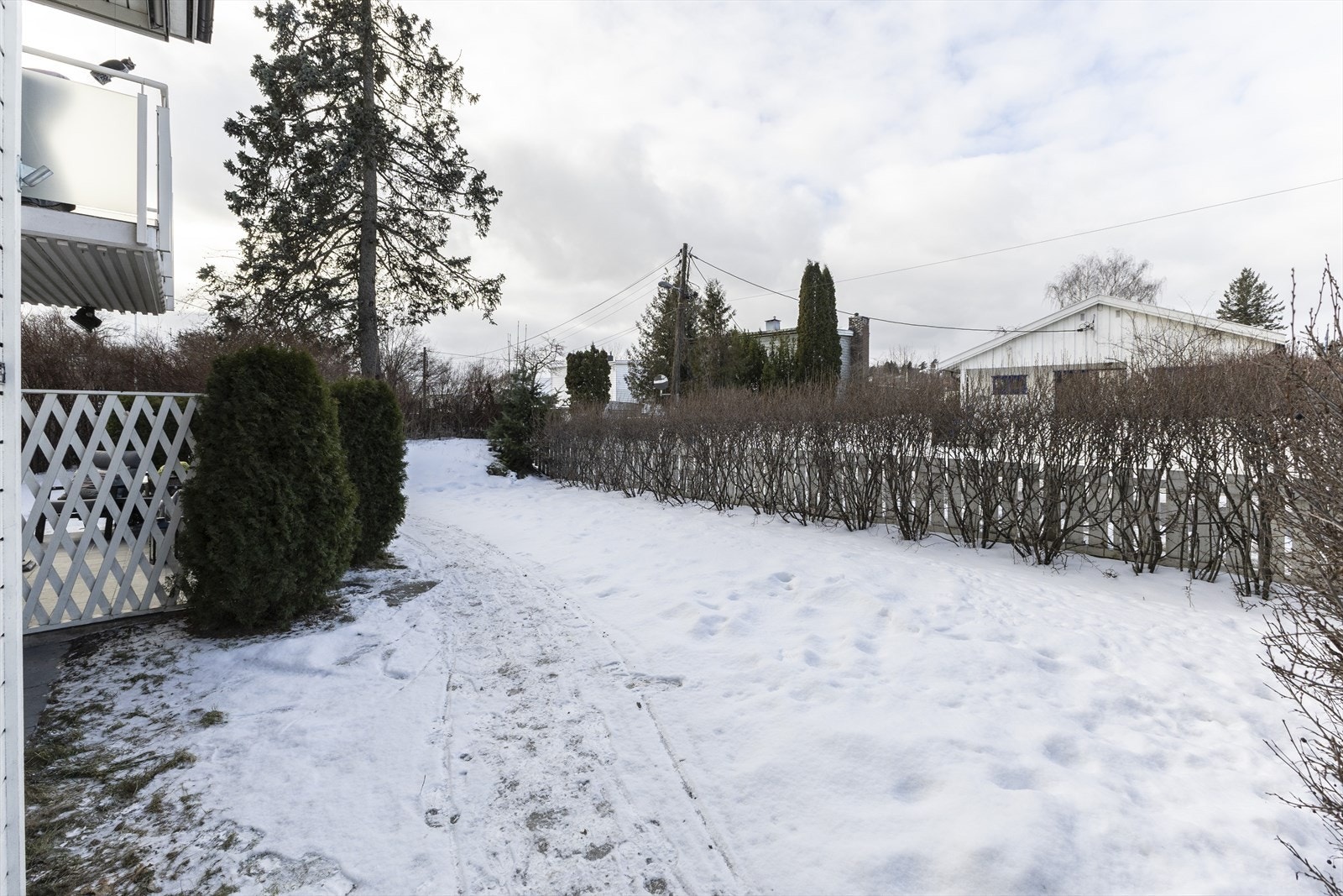 Boligen har en egen hagedel på ca 100 kvm med eksklusiv bruksrett, og er opparbeidet med hekk, gjerde og port med flere solrike uteplasser. Galleribilde