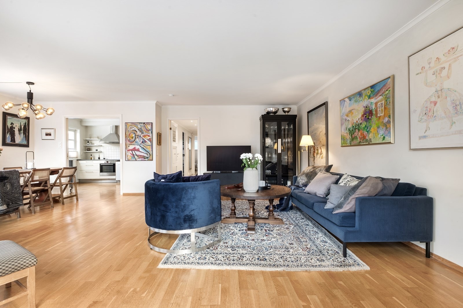 Vi kommer inn i en romslig og lys stue med store vindusflater. Galleribilde