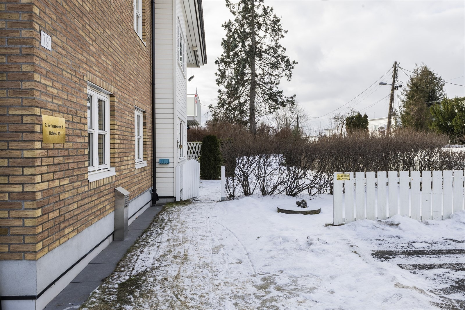 Hagedelen er opparbeidet med gressplen, blomsterbedd og er inngjerdet med portåpning direkte til grøntarealer. Galleribilde