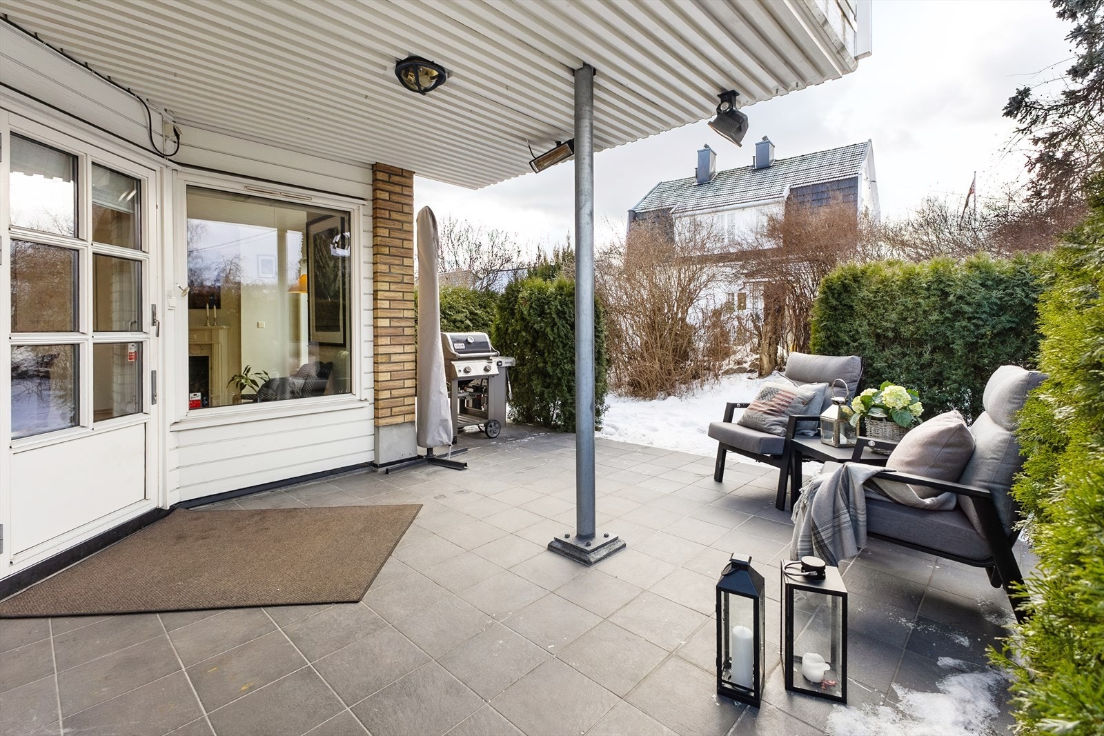 Uteplassen oppleves privat med hekk og gjerde rundt den private hagedelen. Galleribilde