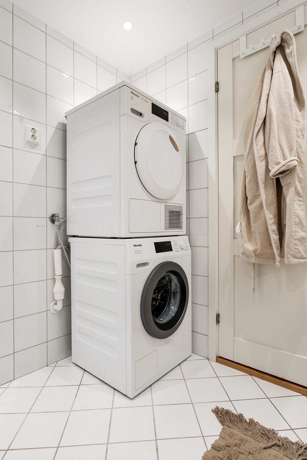 Opplegg for vaskemaskin og plass til tørketrommel gjør badet ekstra funksjonelt. Galleribilde