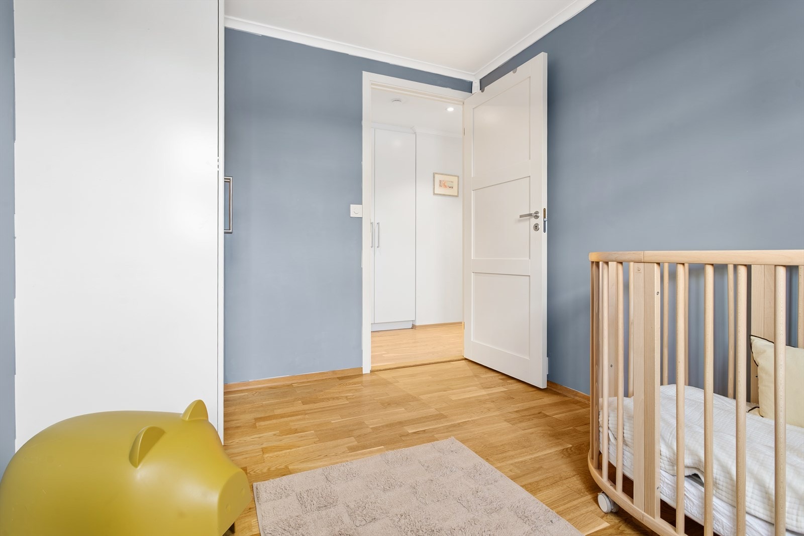 Soverommet har garderobeskap og det er enkelt å tilpasse rommet etter behov, enten man ønsker seng, skrivebord eller oppbevaringsmøblement. Galleribilde