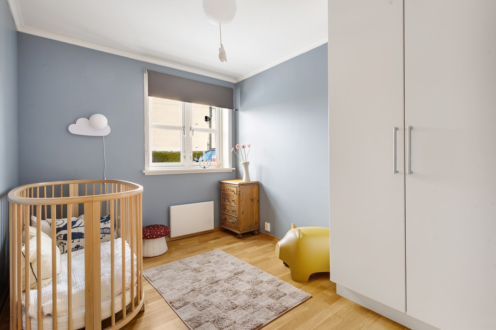 Boligens andre soverom fremstår lyst og fleksibelt, og egner seg godt som barnerom, gjesterom eller hjemmekontor. Galleribilde