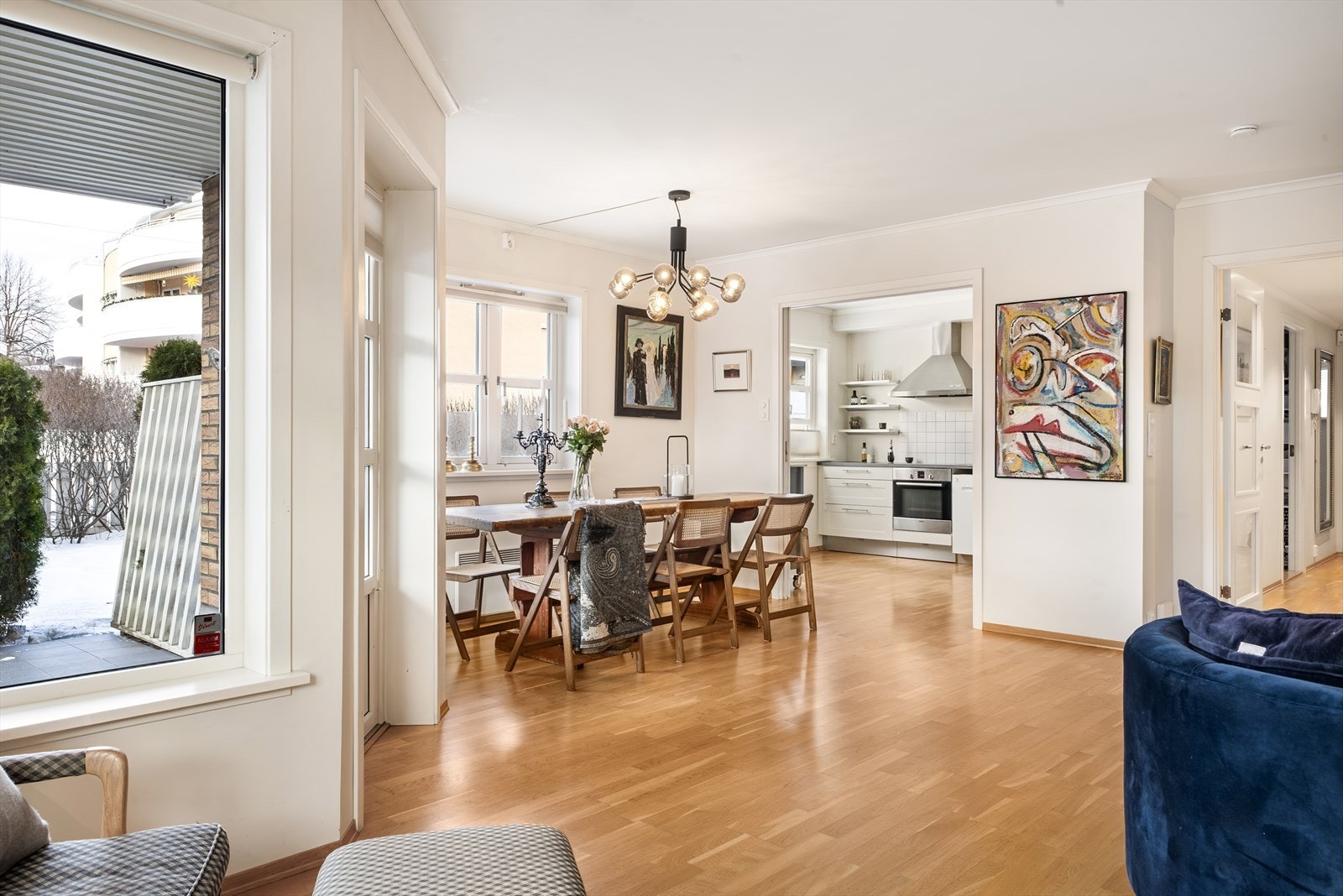 Store vinduer gir godt med dagslys gjennom hele dagen. Galleribilde