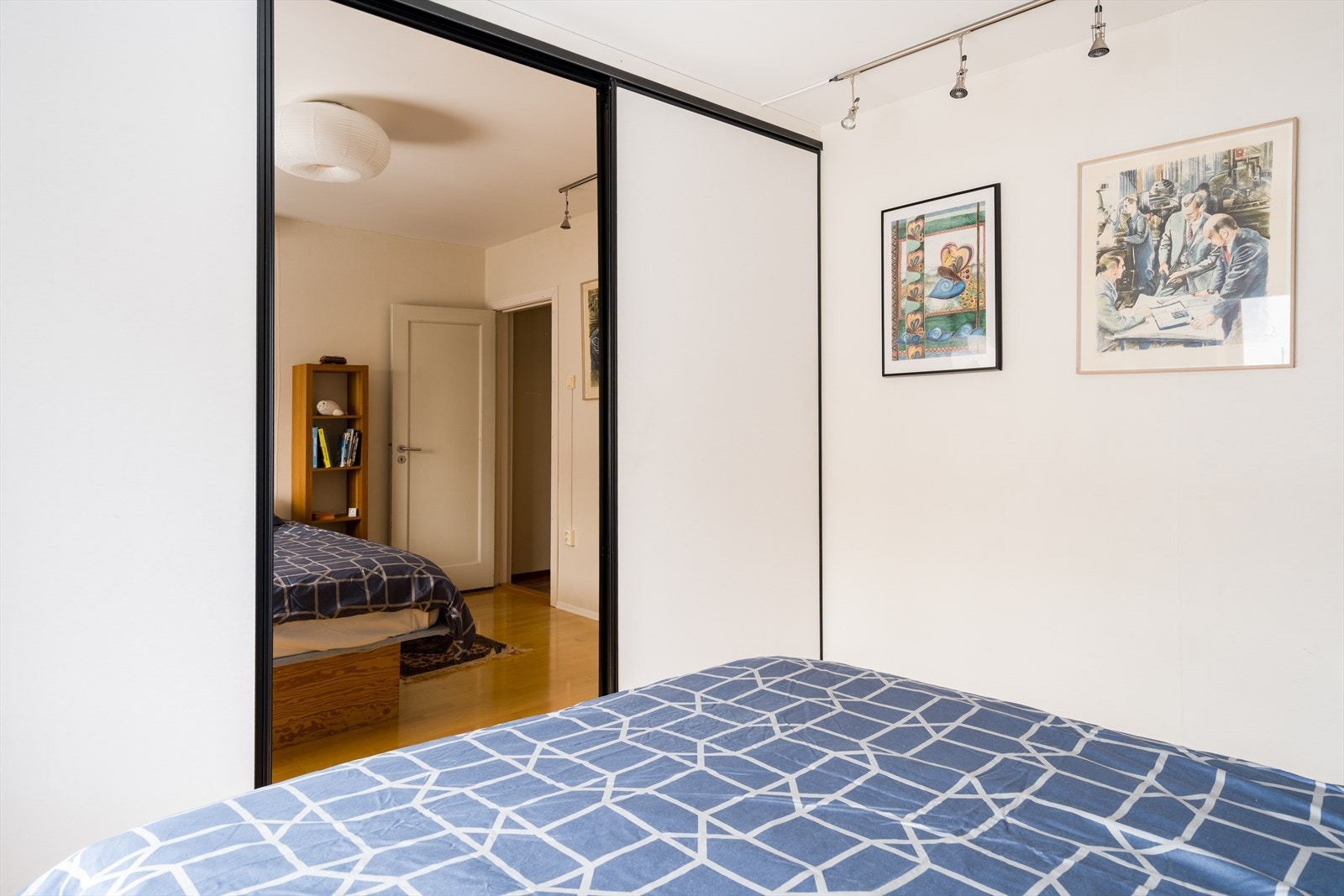 En romslig skyvedørsgarderobe med speilfronter gir rikelig med oppbevaringsplass. Galleribilde