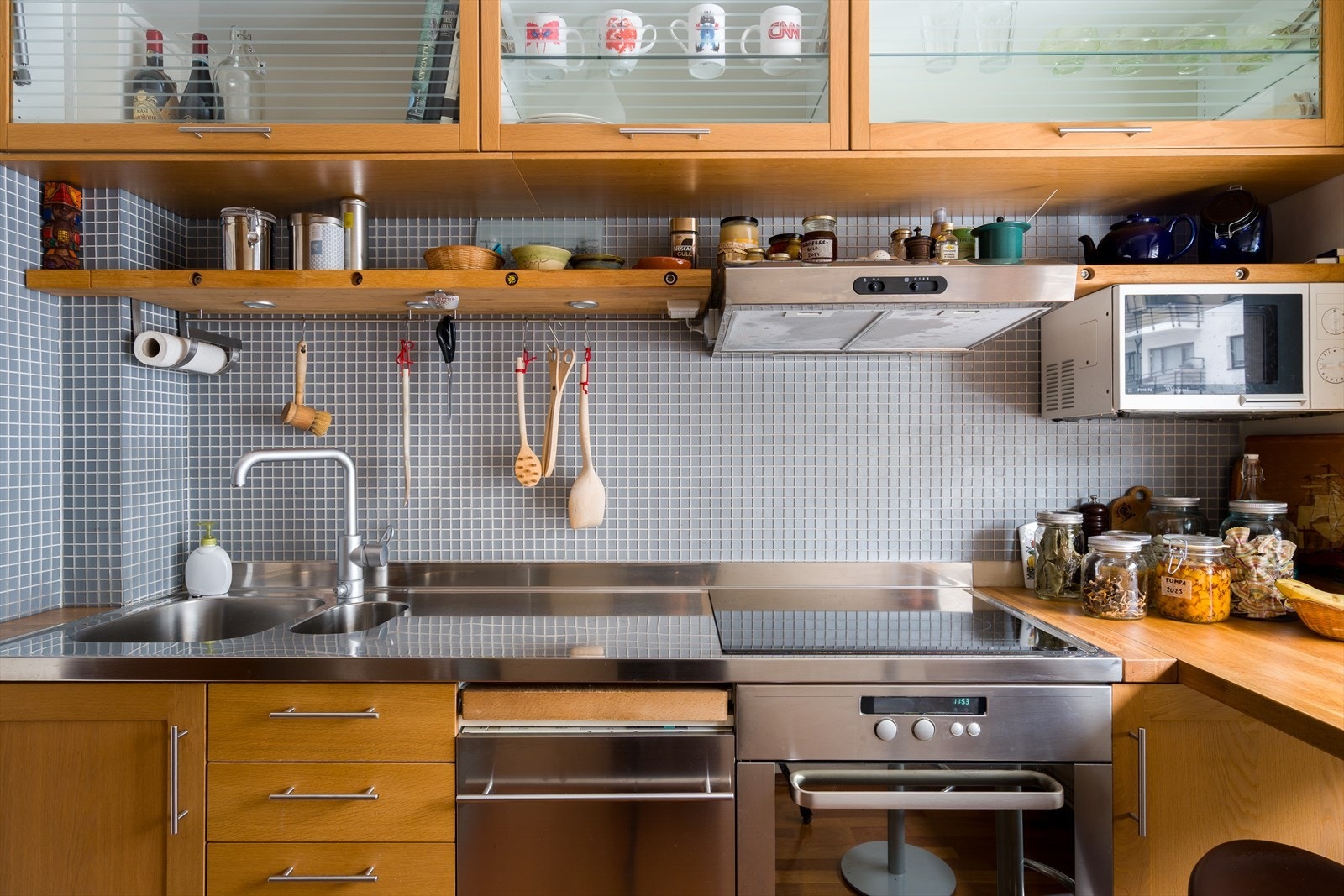 Kjøkkenet er utstyrt med induksjonstopp, stekeovn, oppvaskmaskin og frittstående kombiskap. Galleribilde