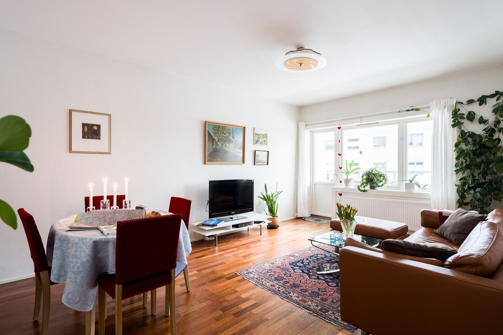 Leilighetens gjennomgående planløsning gir en god romfølelse og lysinnslipp fra to sider. Galleribilde