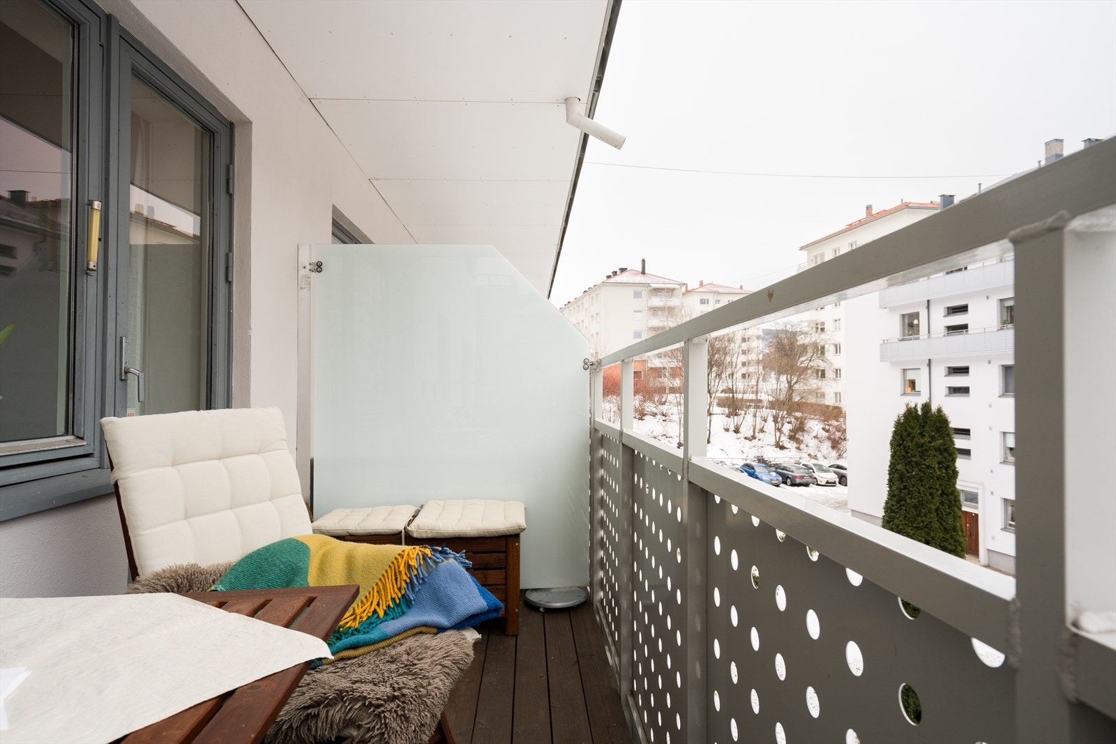 Her har du plass til å møblere med sittegruppe og eventuelt grill. Rekkverket i aluminium med plater gir et moderne preg og skjermer for innsyn. Galleribilde