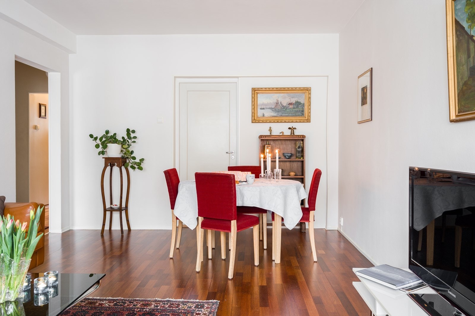 Stuen er romslig og gir god plass til både sofagruppe og en egen spiseplass. Galleribilde