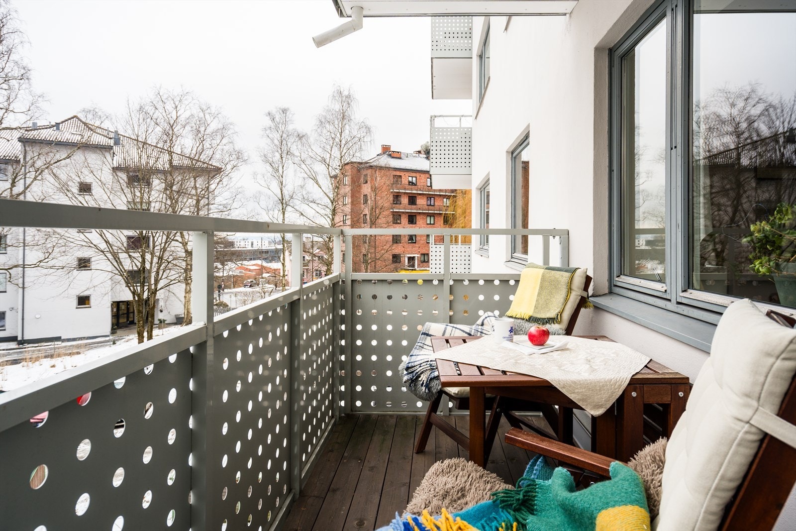 Leiligheten ligger i 3. etasje og har en hyggelig sørøstvendt balkong fra 2018 med gode solforhold. Galleribilde