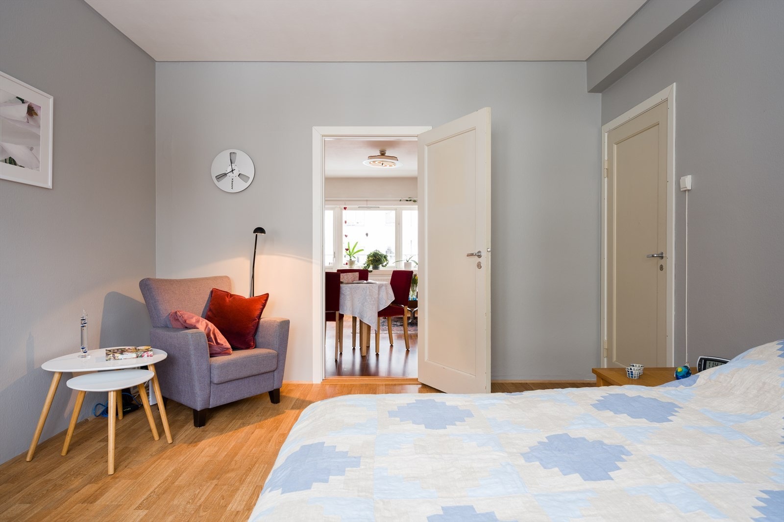 Rommet har en rolig plassering med utsikt mot bakgården. Galleribilde