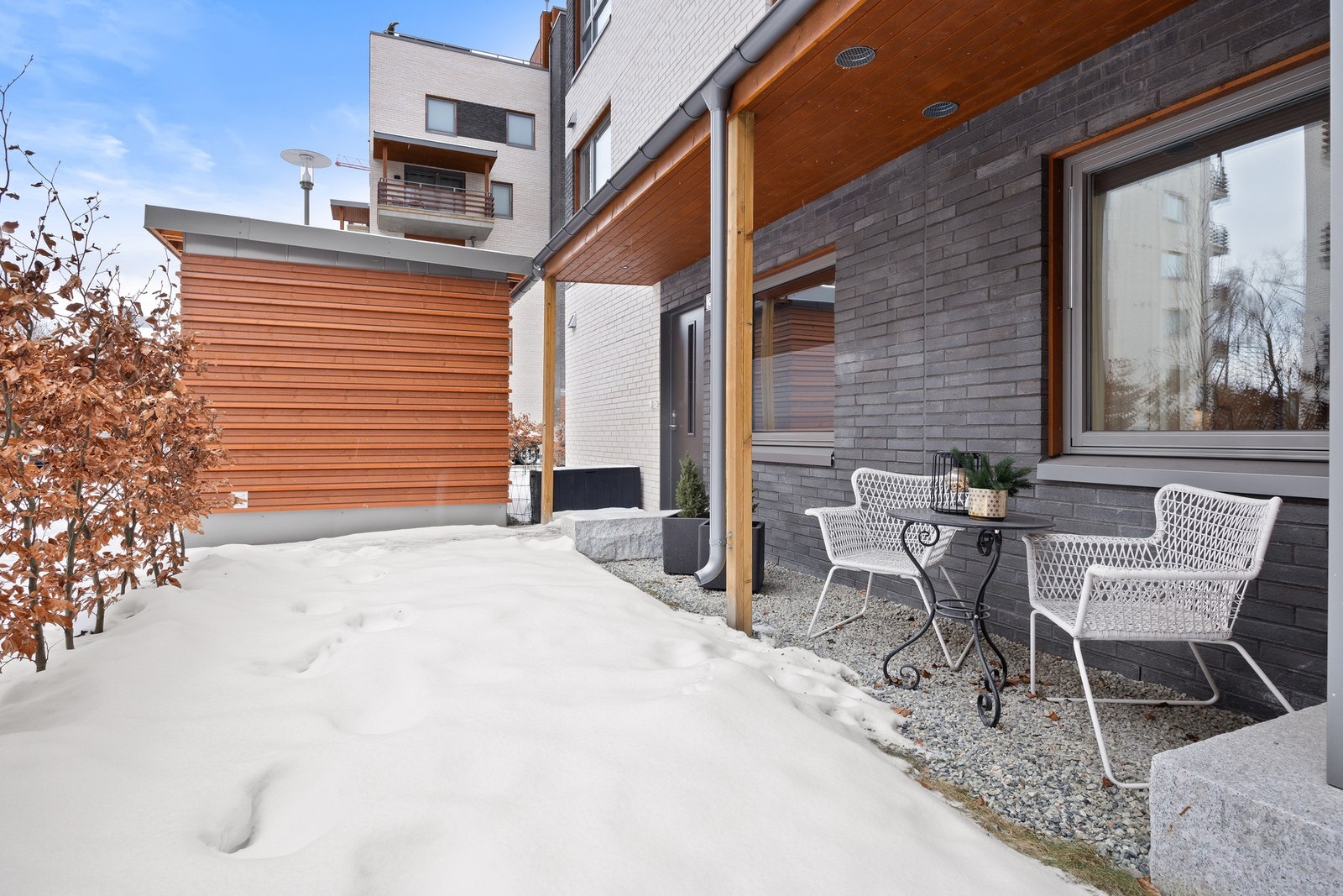 I tillegg til terrasse- og hagearealet ved stuesiden er det en privat hagedel ved inngangssiden på ca. 11 kvm hvor det er fin morgensol. Galleribilde