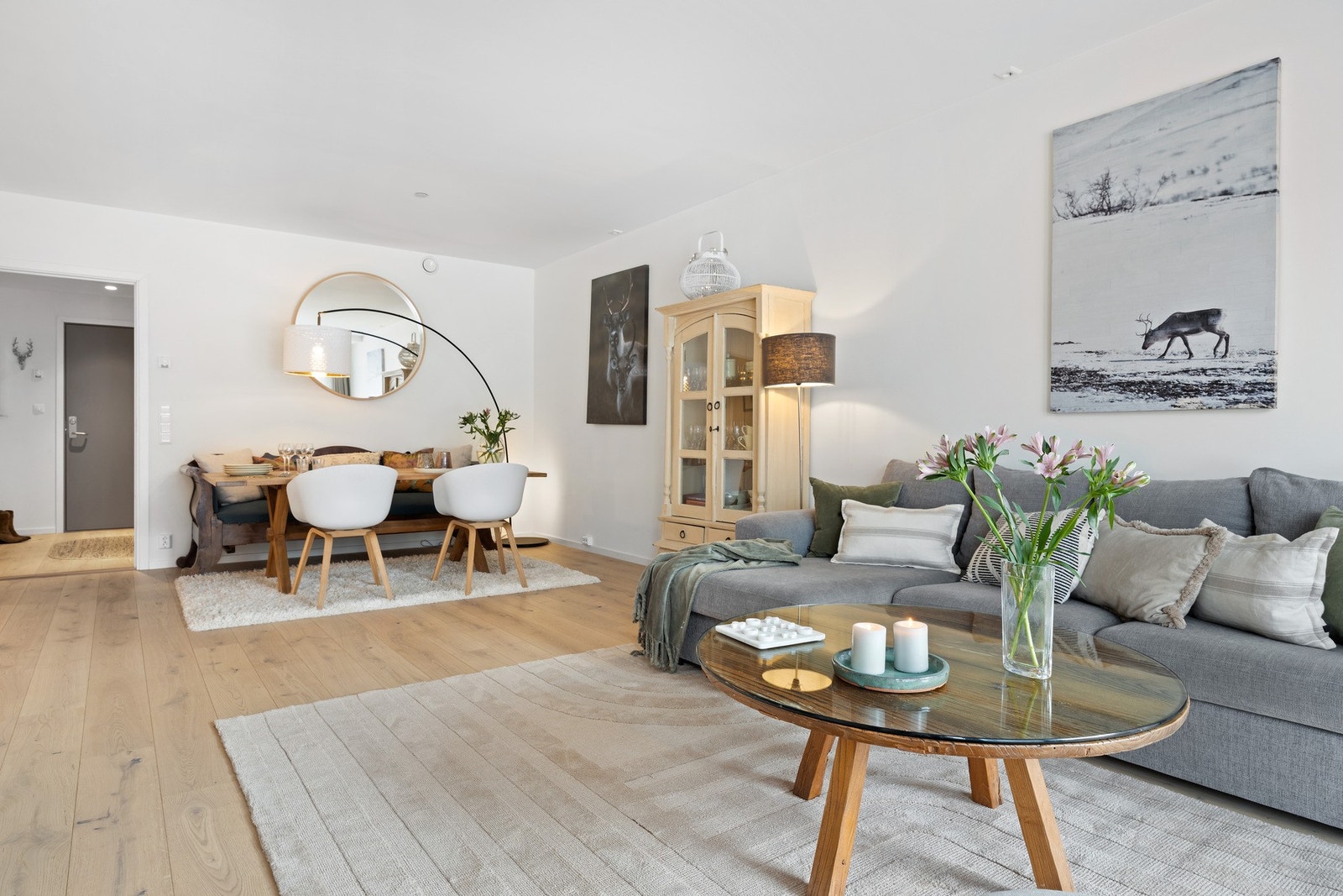 Den romslige stuen og den gode takhøyden på ca. 2,6 meter gir ekstra romfølelse i leiligheten Galleribilde