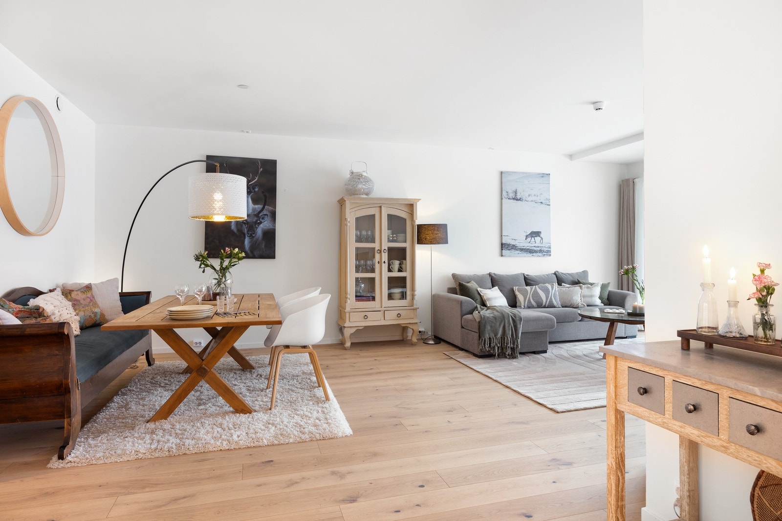 Stue/kjøkken i dels åpen løsning (i vinkel) med naturlig plass for spisestue i tilknytning til kjøkkenet Galleribilde