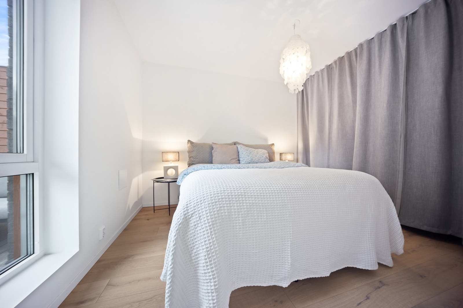 Soverom 1 av 2.
Dette soverommet vender mot terrassen på stuesiden. Galleribilde