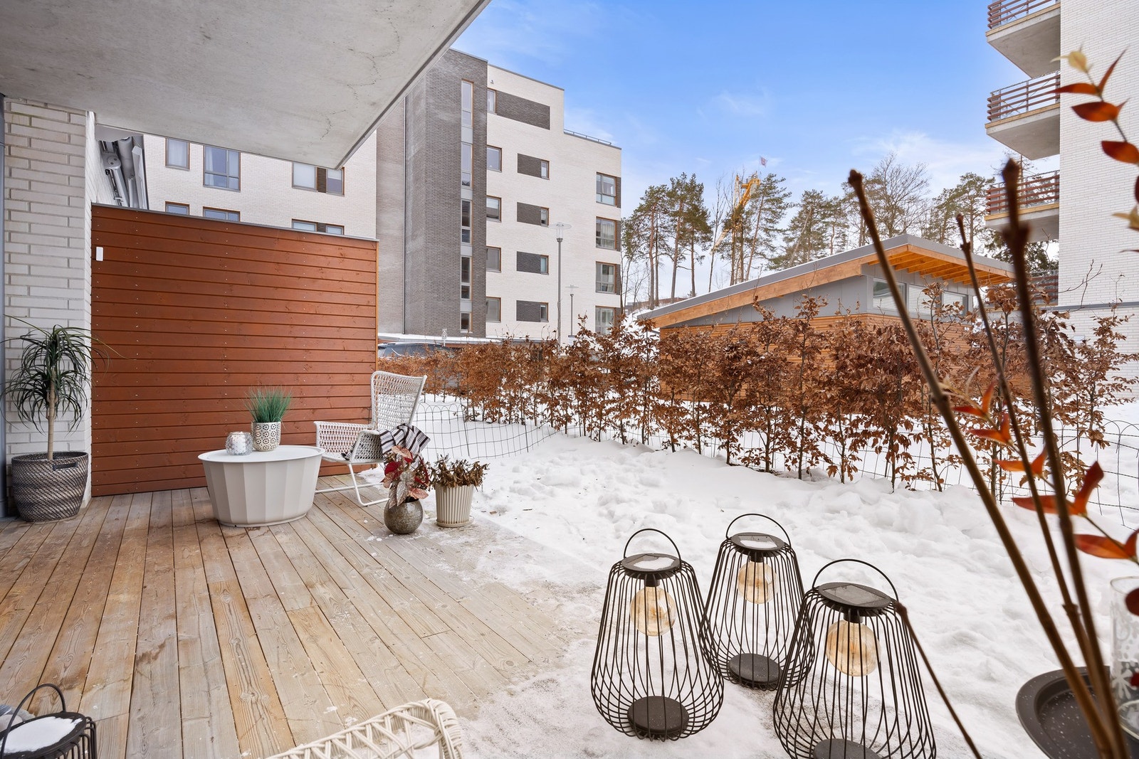 Solrik terrasse med fin beliggenhet på bakkeplan. Fra terrassen er det direkte tilgang videre til hage og sameiets fellesområder. Galleribilde