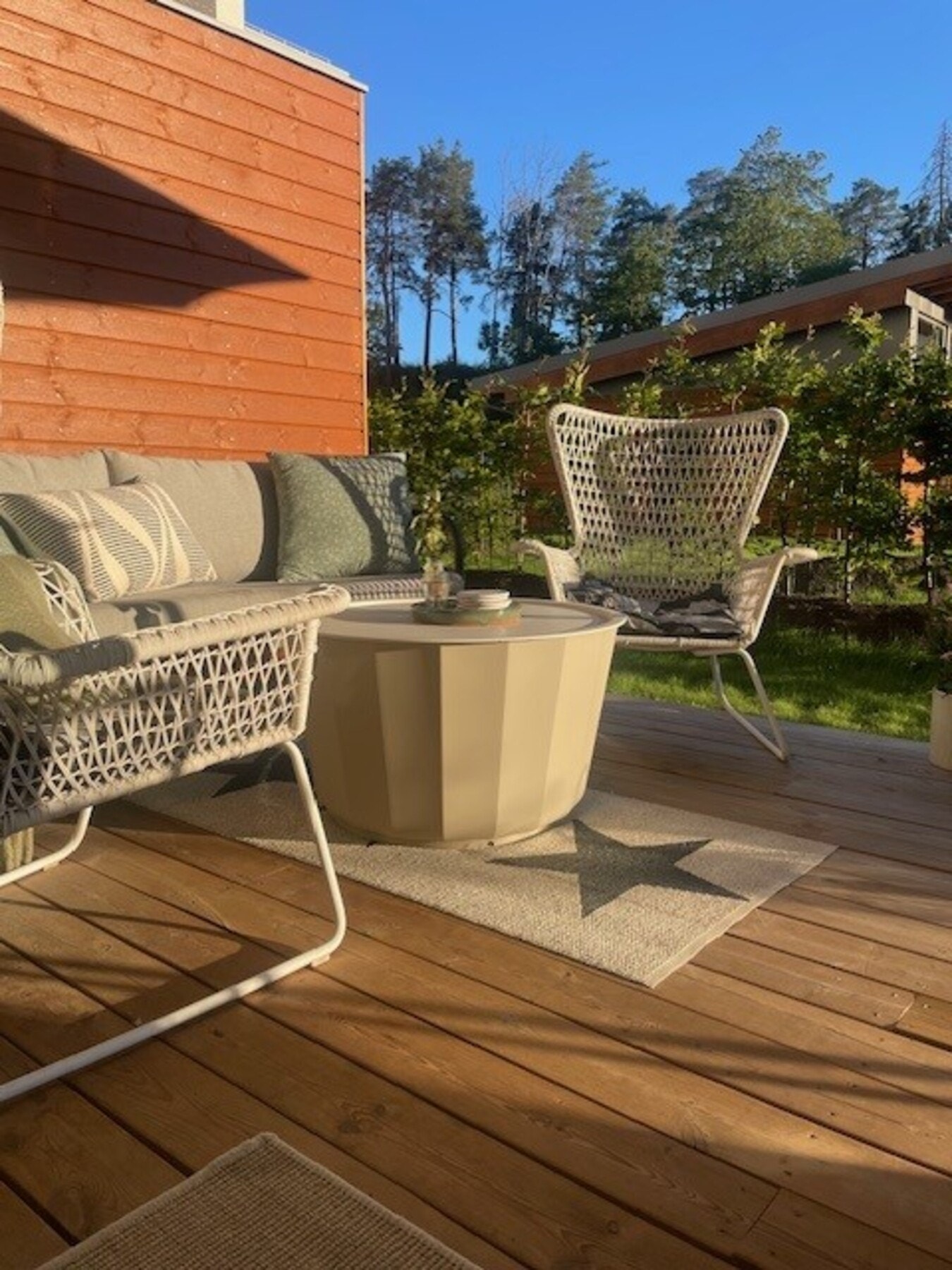 Eiers sommerbilde fra terrassen.
I sommermånedene kan solen nytes på terrassen fra tidlig formiddag til sen kveld. Galleribilde