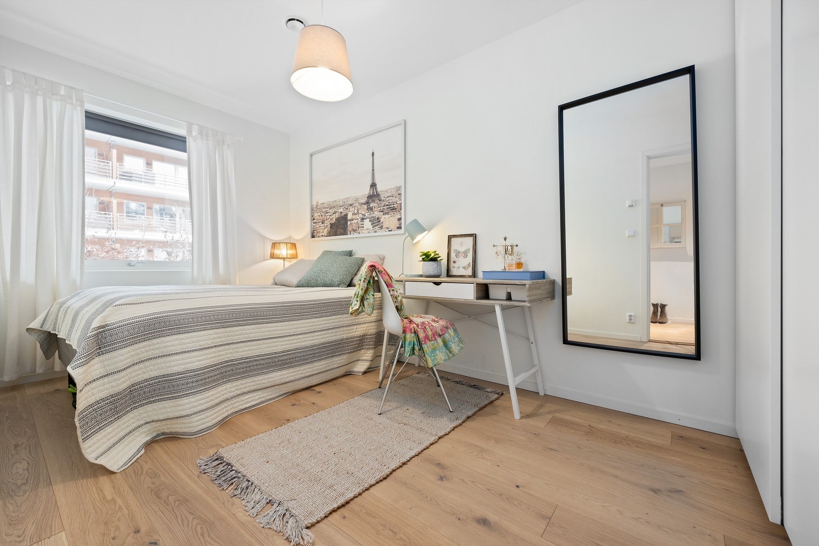 Soverom 2 vender mot den private forhagen ved inngangssiden Galleribilde