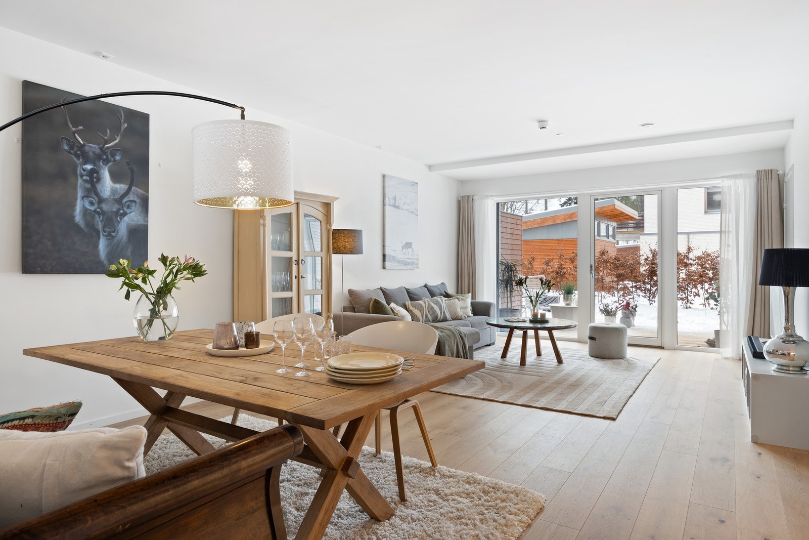 Romslige stue med god takhøyde på ca. 2,6 meter som gir ekstra romfølelse i leiligheten. Galleribilde