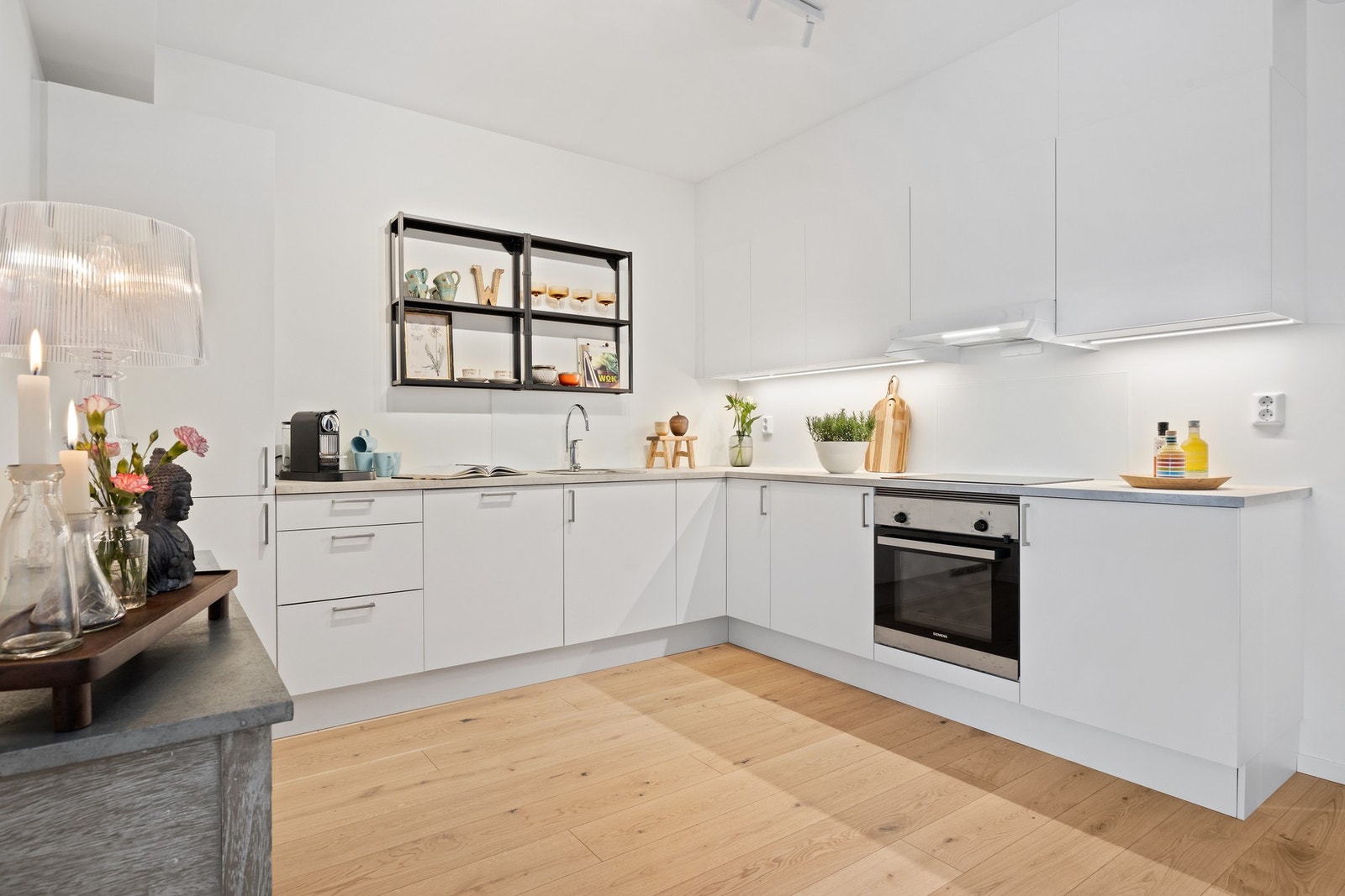 Kjøkkeninnredning fra Sigdal kjøkken med integrerte hvitevarer fra Siemens Galleribilde